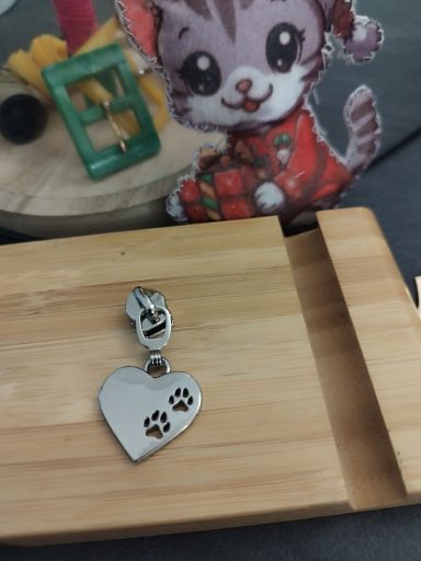 Pendentif en forme de cœur argenté avec des empreintes de pattes 